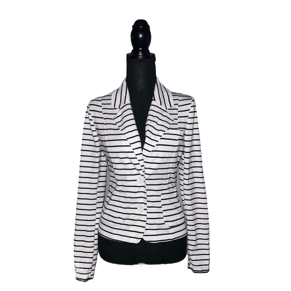5/25$ ✨ White & Black Blazer
